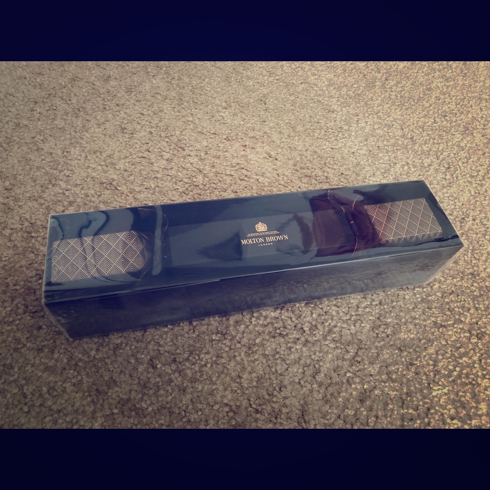 Molton Brown aromatic & woody body wash NEW